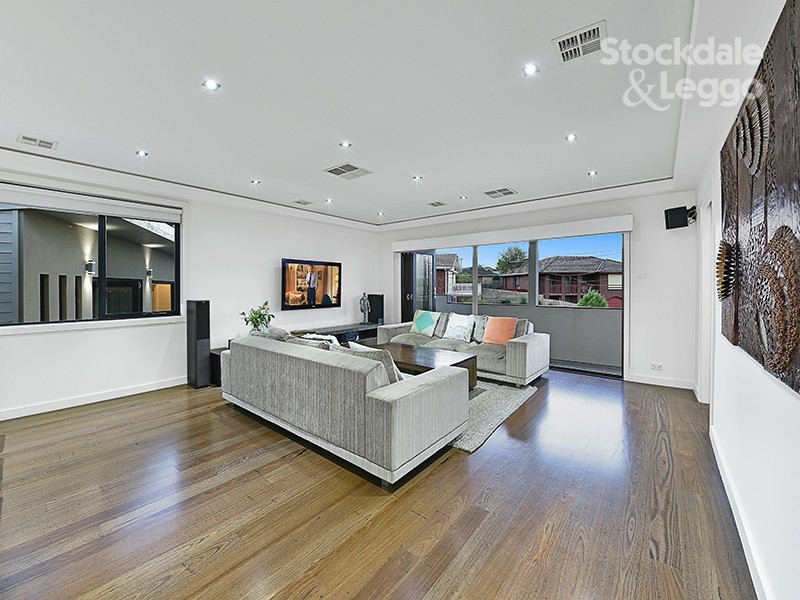 11 Reeves Close, Gladstone Park VIC 3043