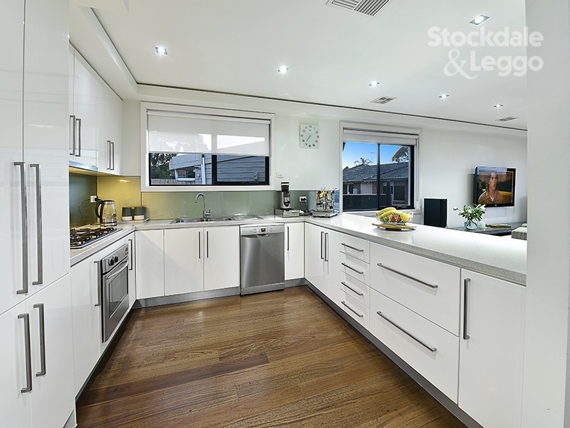 11 Reeves Close, Gladstone Park VIC 3043