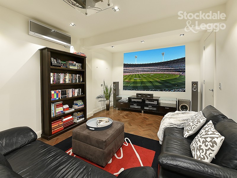 11 Reeves Close, Gladstone Park VIC 3043