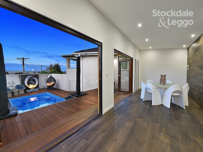 11 Reeves Close, Gladstone Park VIC 3043