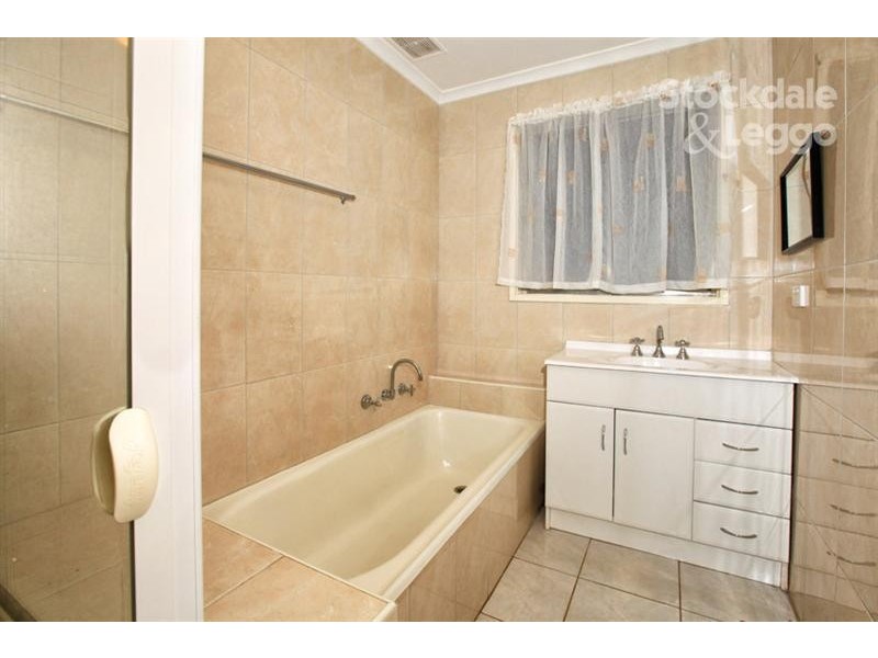 5 Drake Close, Gladstone Park VIC 3043
