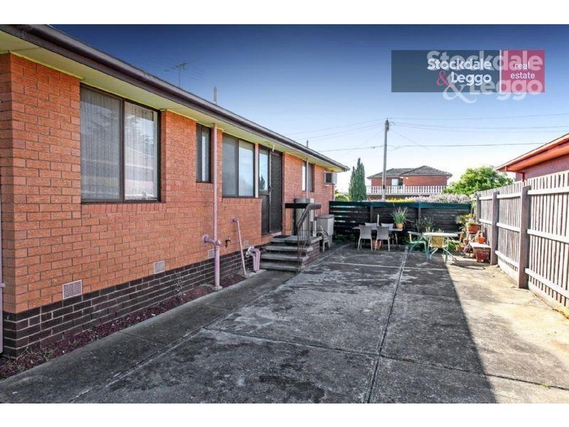 2 Trollaby Close, Gladstone Park VIC 3043