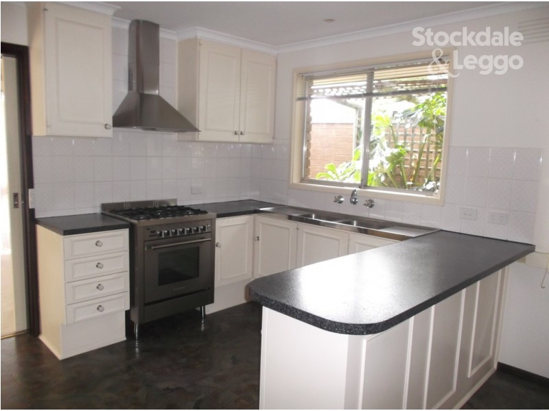 27 Henley Drive, Gladstone Park VIC 3043