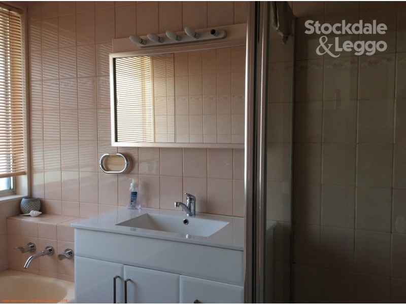 27 Henley Drive, Gladstone Park VIC 3043