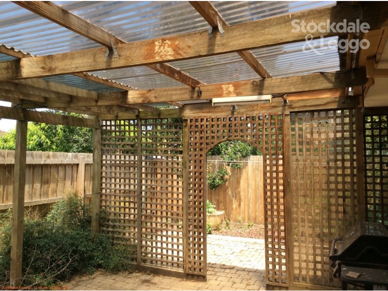 27 Henley Drive, Gladstone Park VIC 3043