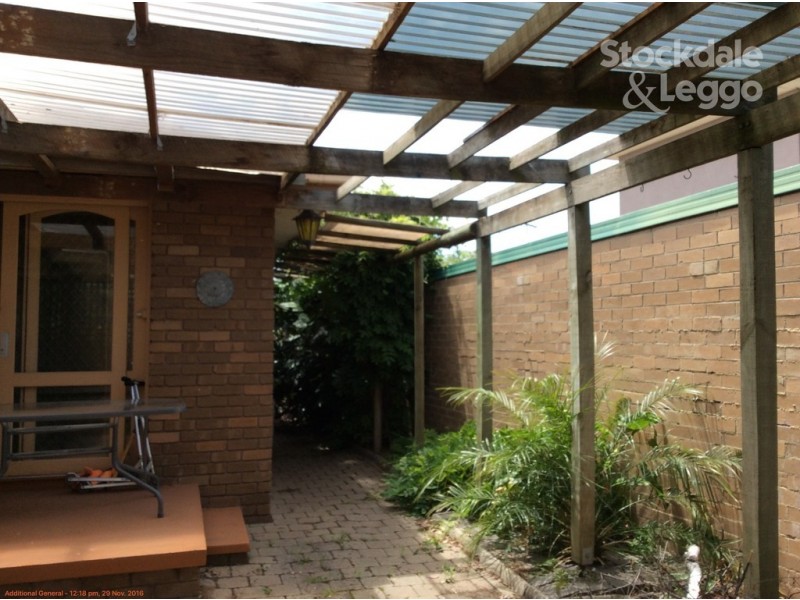 27 Henley Drive, Gladstone Park VIC 3043