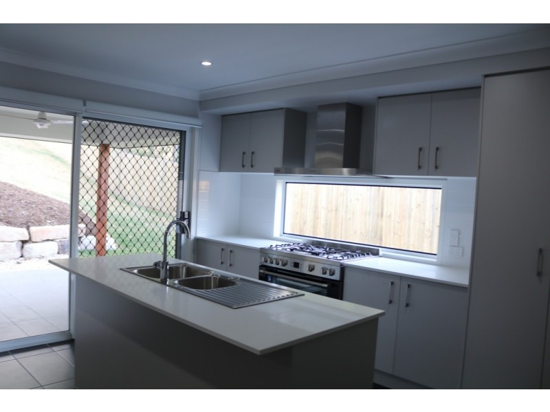 8 Bass Court, Oxenford QLD 4210