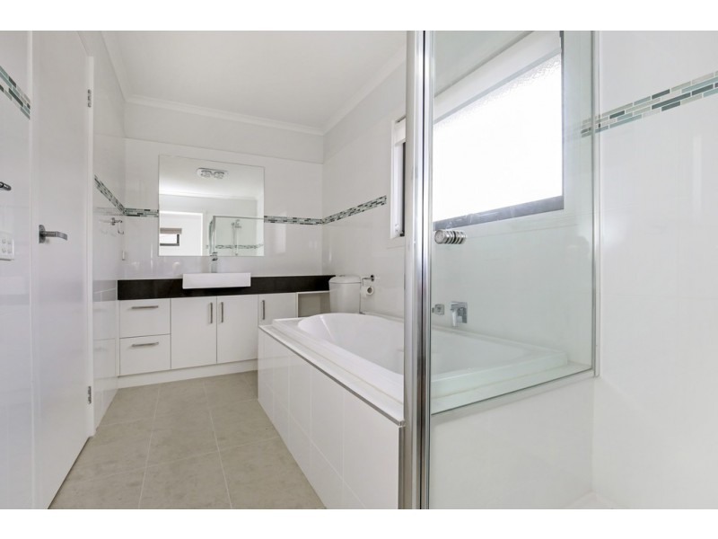 1/138 Rathcown Road, Reservoir VIC 3073