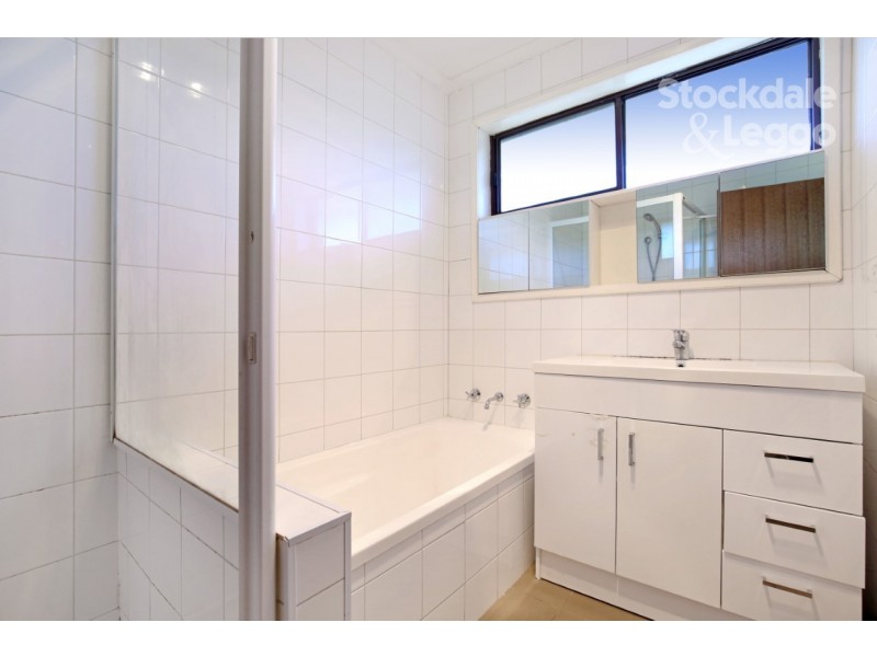 2/52 Barry, Reservoir VIC 3073