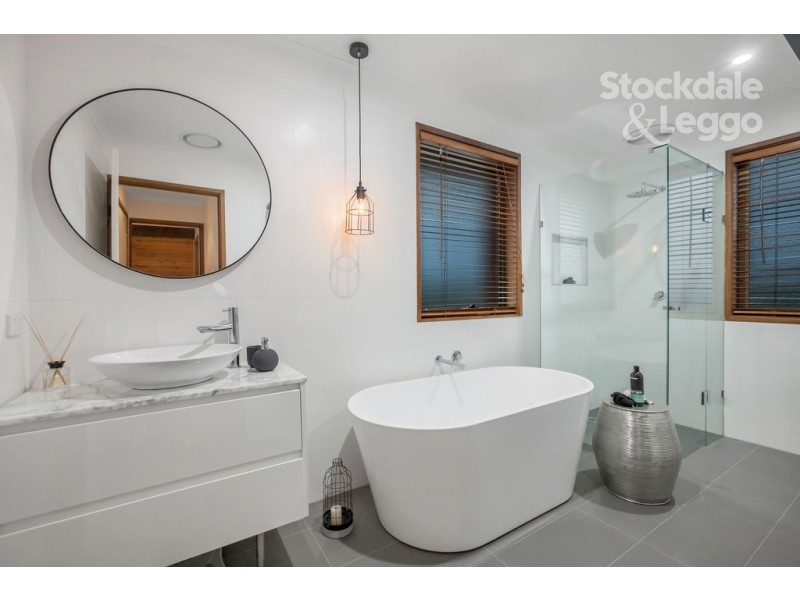 39 Manoel Avenue, Reservoir VIC 3073