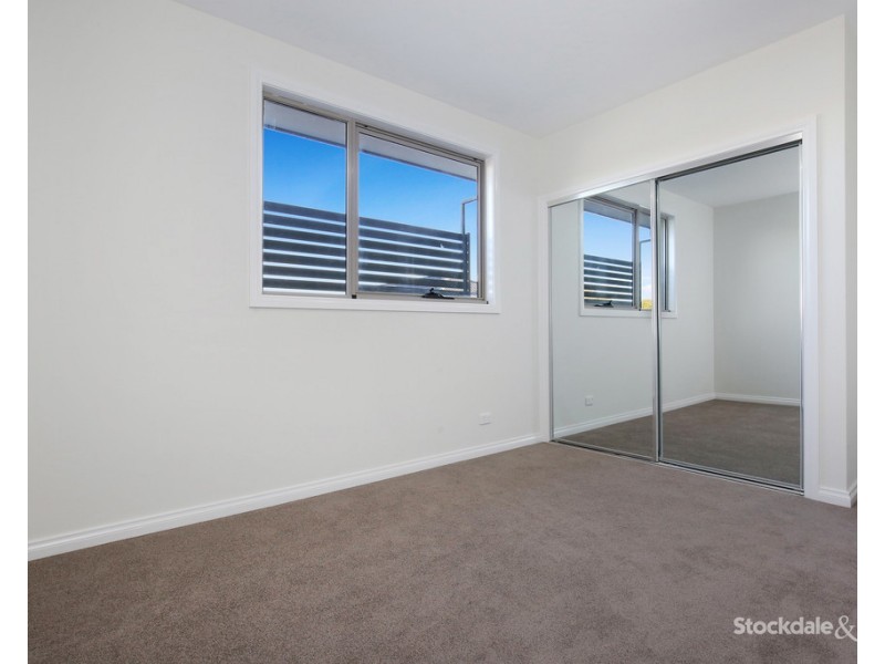 2/103-105 St Vigeons Road, Reservoir VIC 3073