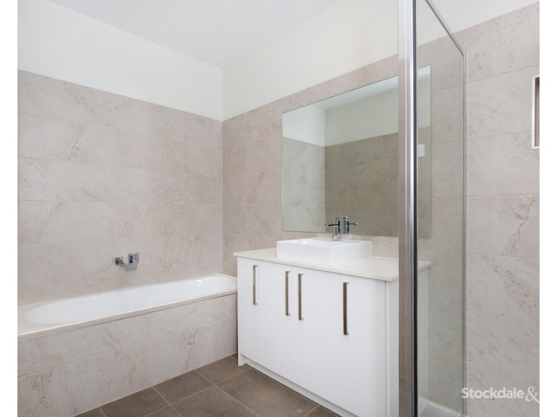 2/103-105 St Vigeons Road, Reservoir VIC 3073