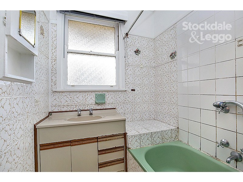 30 Gisborne Crescent, Reservoir VIC 3073