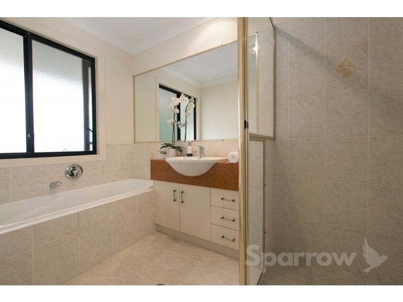 11 Robertson Place, Fig Tree Pocket QLD 4069
