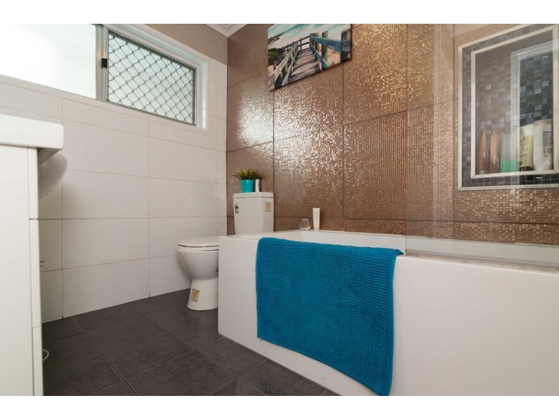 15 Honeysuckle Street, Mansfield QLD 4122
