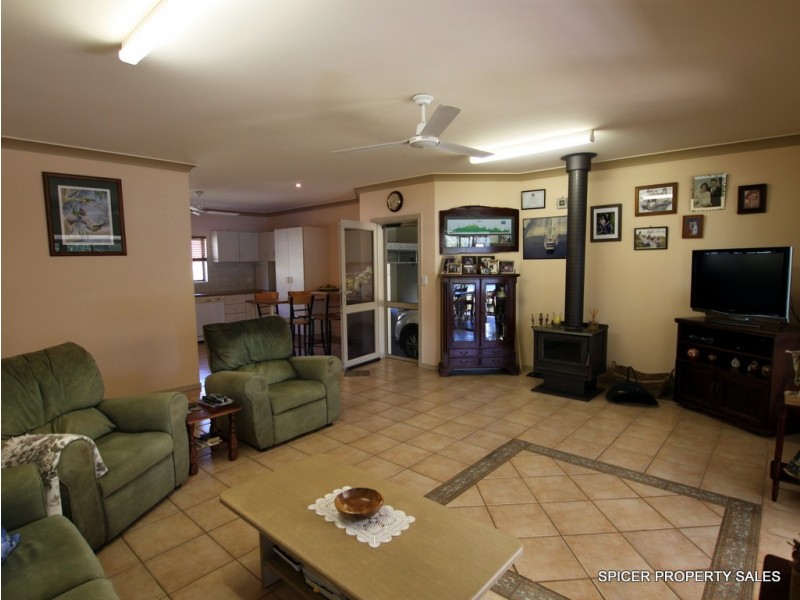 9 Kalorama Street, Tinaroo QLD 4872