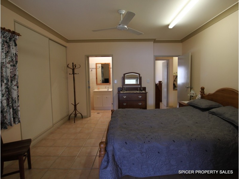 9 Kalorama Street, Tinaroo QLD 4872