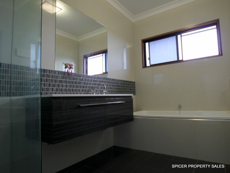 37 Pease Street, Tully QLD 4854