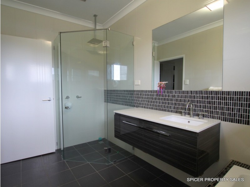 37 Pease Street, Tully QLD 4854