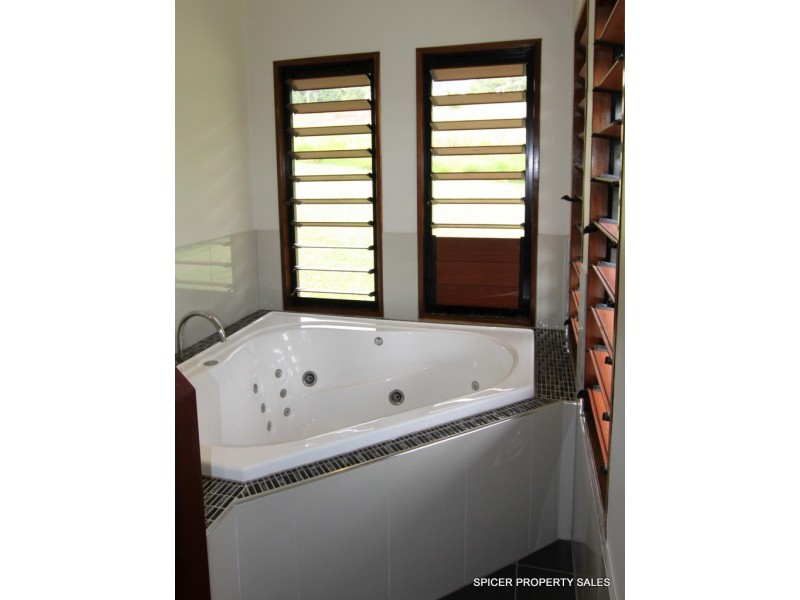 37 Pease Street, Tully QLD 4854