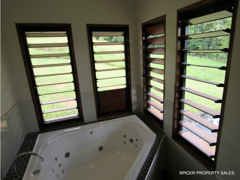 37 Pease Street, Tully QLD 4854