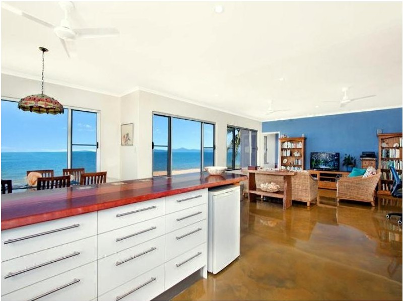 4 Luff Street, Hull Heads QLD 4854