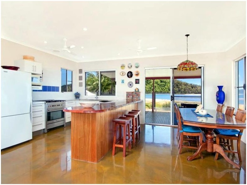 4 Luff Street, Hull Heads QLD 4854