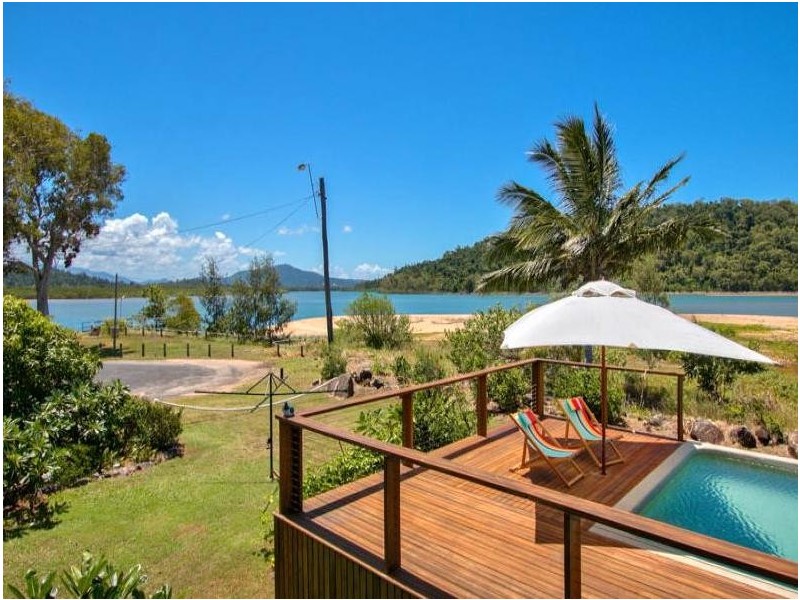 4 Luff Street, Hull Heads QLD 4854