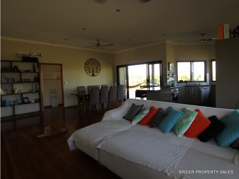 39 Dunkalli Crescent, Mission Beach QLD 4852