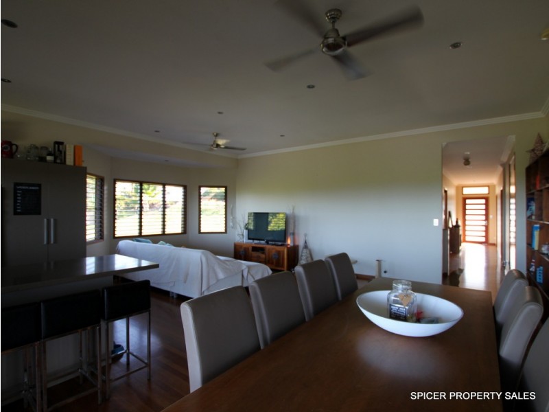 39 Dunkalli Crescent, Mission Beach QLD 4852