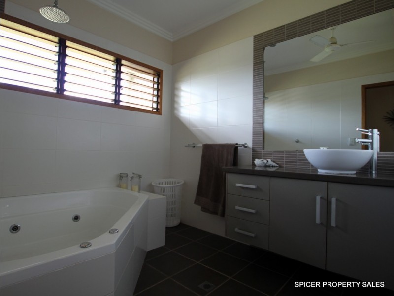 39 Dunkalli Crescent, Mission Beach QLD 4852