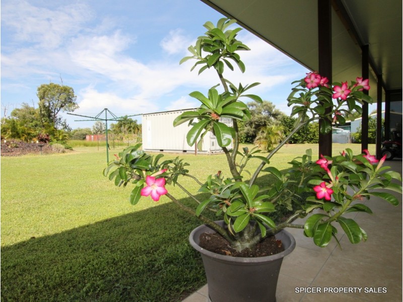 9 Amanda Crescent, Tully Heads QLD 4854