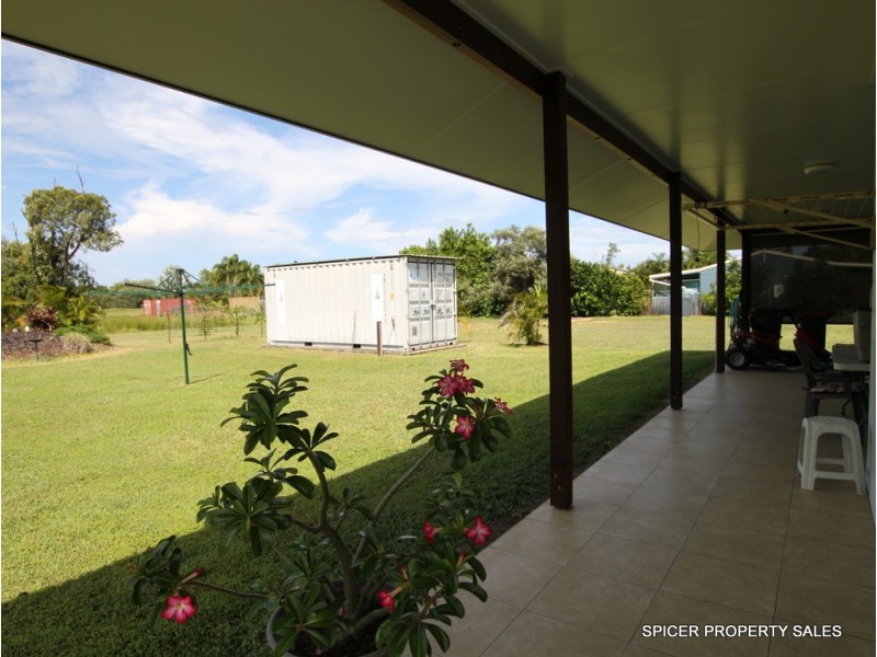 9 Amanda Crescent, Tully Heads QLD 4854