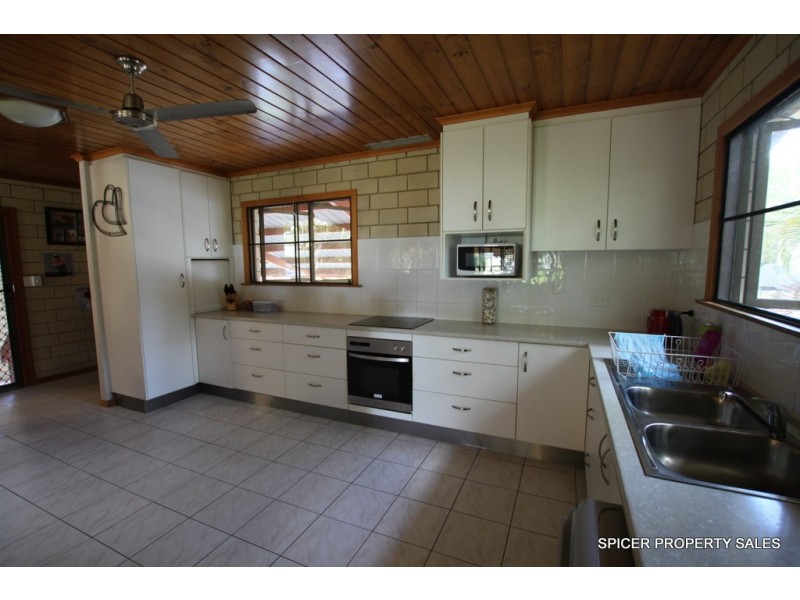 111 Taylor Street, Tully Heads QLD 4854