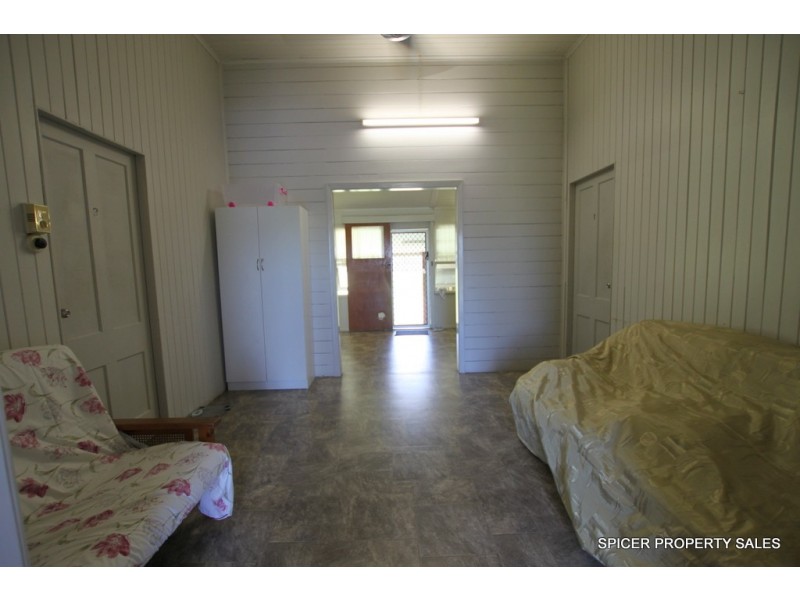 6 Curtis Street, Tully QLD 4854