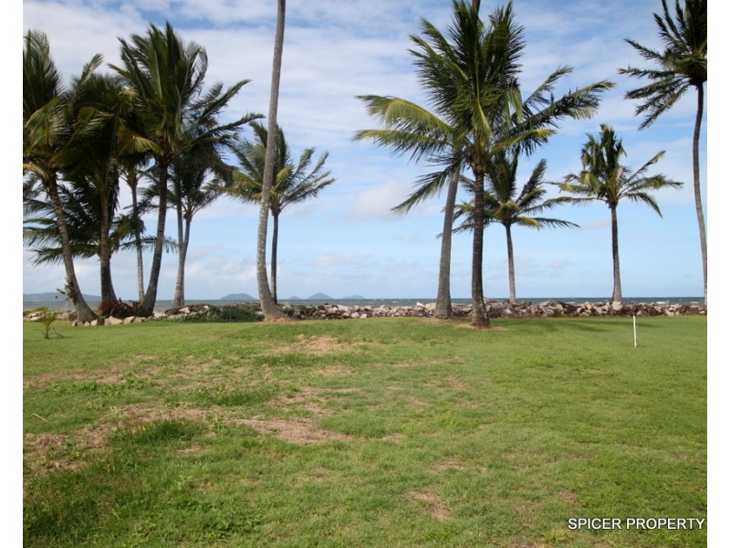 24 Taylor Street, Tully Heads QLD 4854