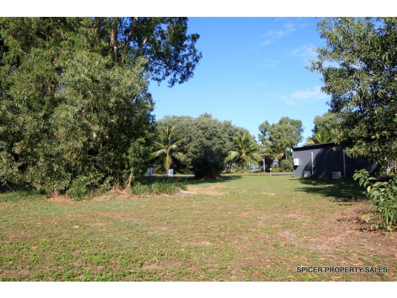 95 Taylor Street, Tully Heads QLD 4854