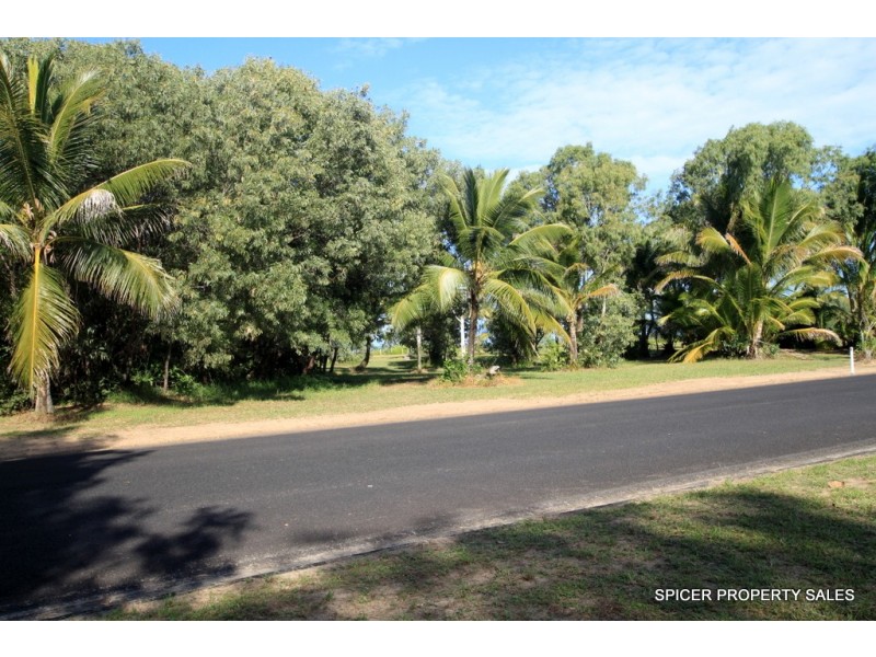 95 Taylor Street, Tully Heads QLD 4854