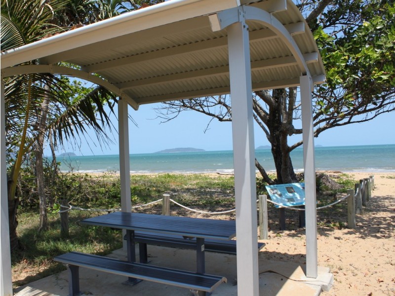 95 Taylor Street, Tully Heads QLD 4854