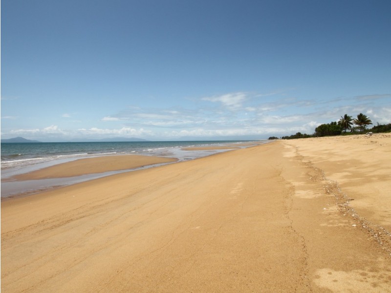 95 Taylor Street, Tully Heads QLD 4854