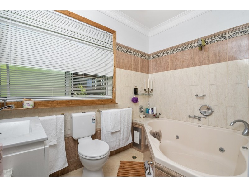 27 Hibiscus Parade, Banora Point NSW 2486