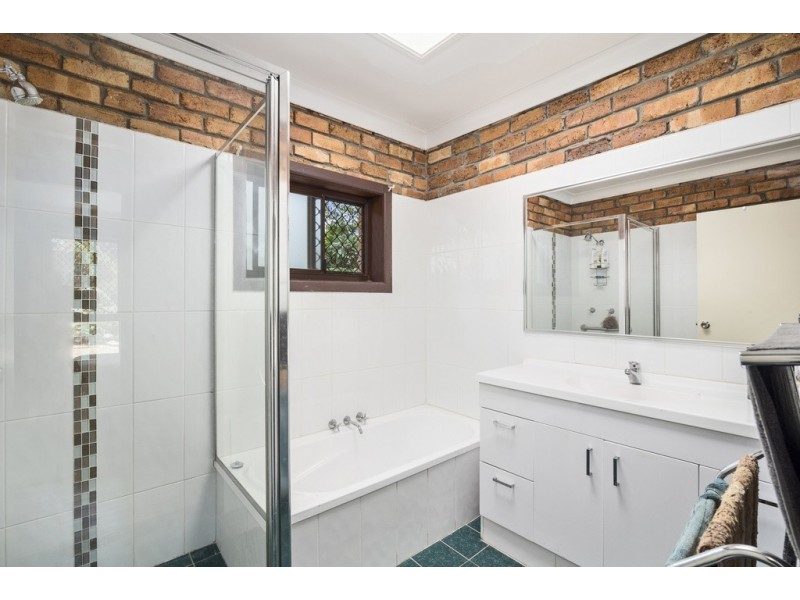 15 Bimbadeen Avenue, Banora Point NSW 2486