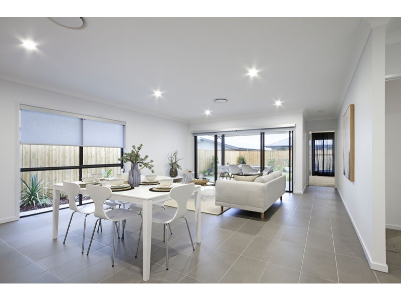 98 Ridgevale Blvd, Holmview QLD 4207