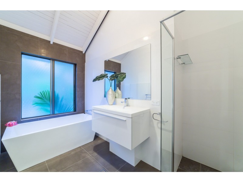 5 Woodland Drive, Reedy Creek QLD 4227