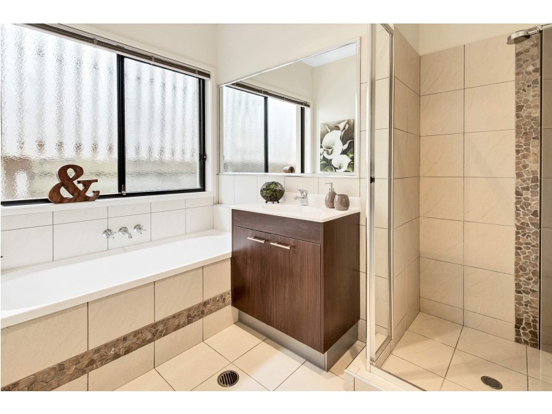 111 Bayswater Avenue, Varsity Lakes QLD 4227