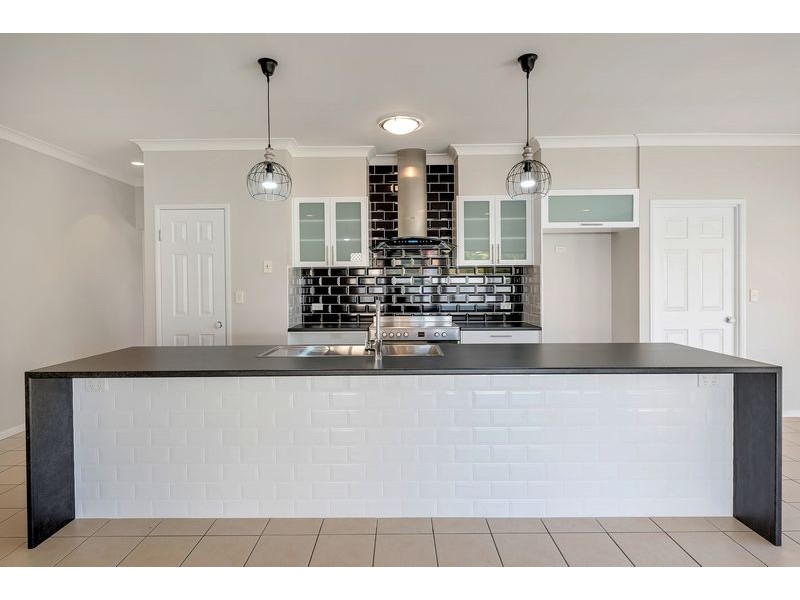 4 Grenada Court, Varsity Lakes QLD 4227