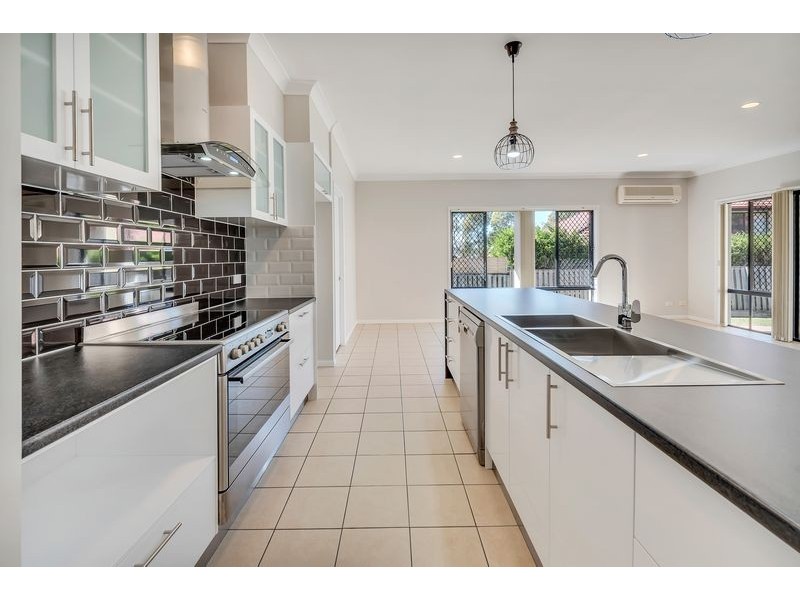 4 Grenada Court, Varsity Lakes QLD 4227