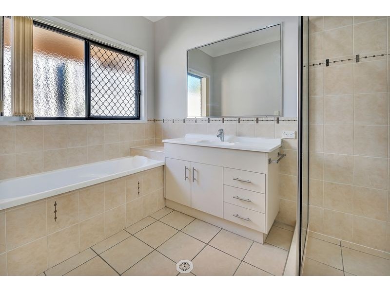 4 Grenada Court, Varsity Lakes QLD 4227