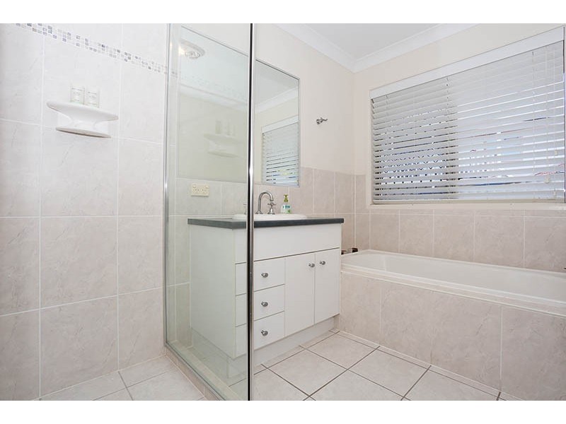 25 Piccadilly Place, Highland Park QLD 4211