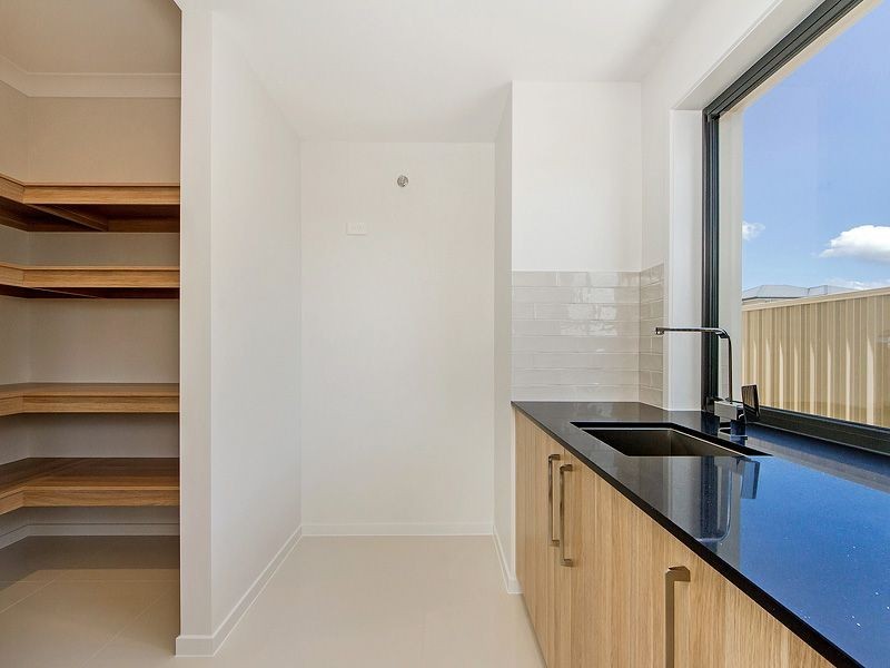 1 Elizabeth Crescent, Varsity Lakes QLD 4227